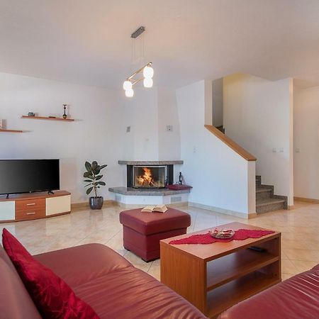 Ferienhaus Mary Лижнян Екстер'єр фото